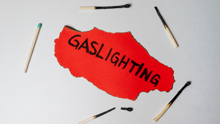 Gaslighting przykłady. 7 zdań, po których człowiek zaczyna wątpić we własną pamięć i własne emocje